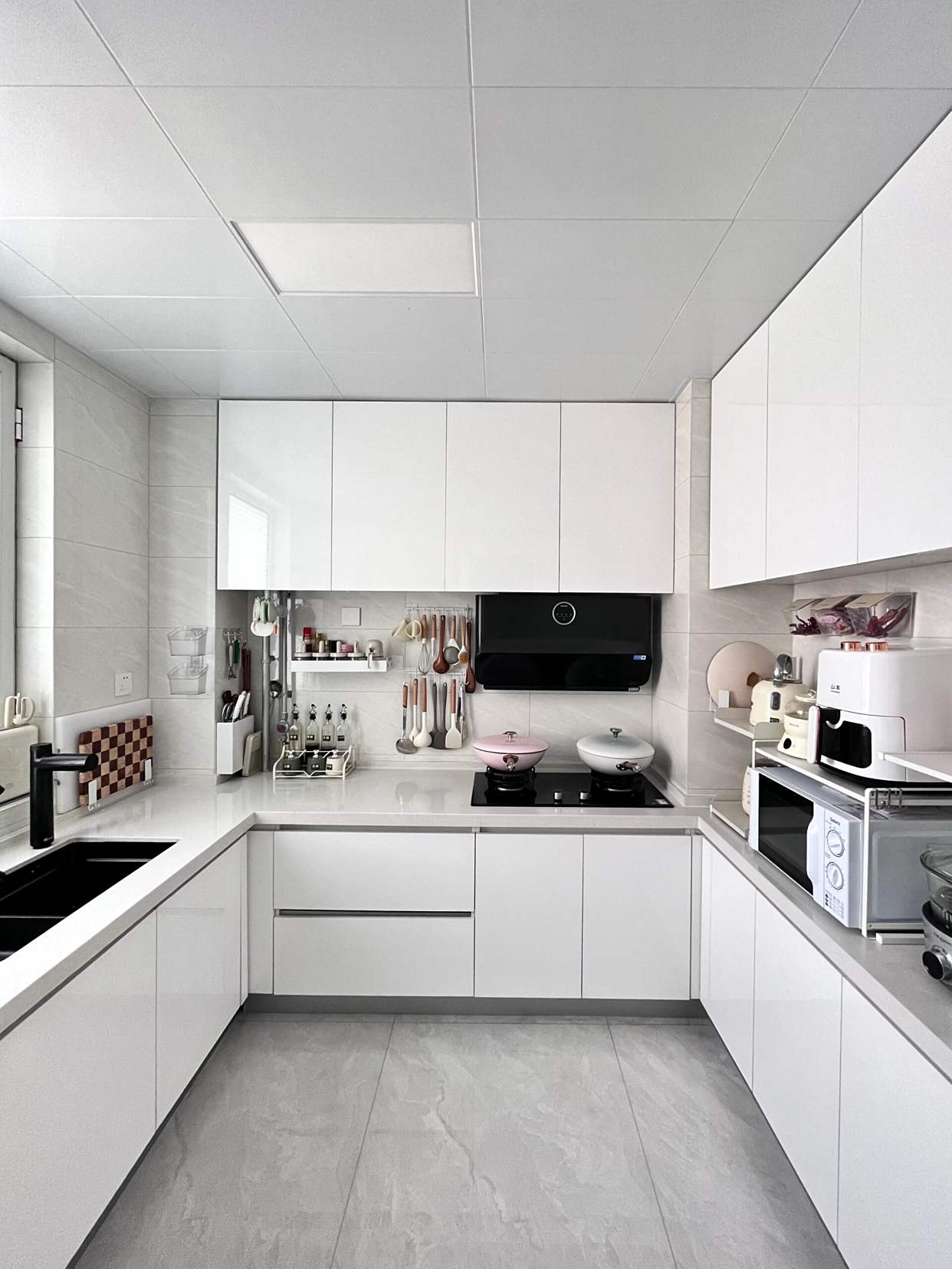 晒晒网友家厨房的“9个实用设计”,真是脑洞大开,效果太绝了!(图22) 304不锈钢台面厨房_厨房设计不合理_烘焙店吧台装饰图片