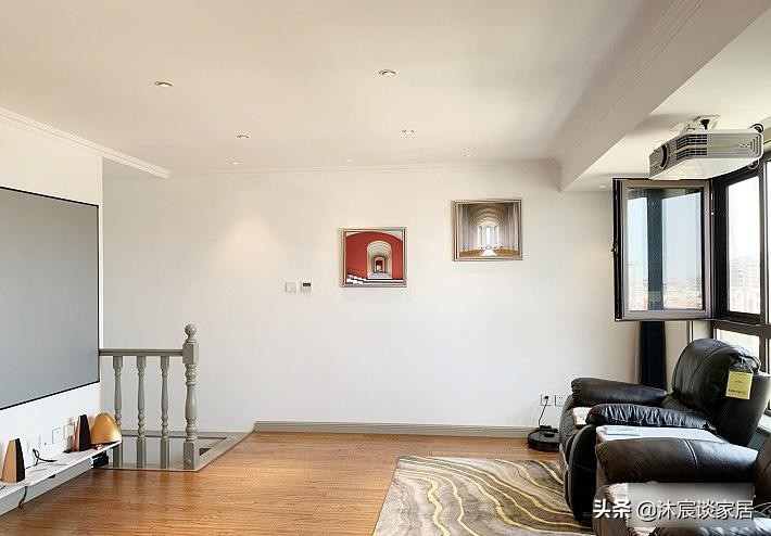 夫妻二人真厉害,跃式装成轻奢风,满满的奢华感,高端大气上档次(图11) 现代轻奢复式装修设计_轻奢风格跃式住宅案例_生态木墙面效果图