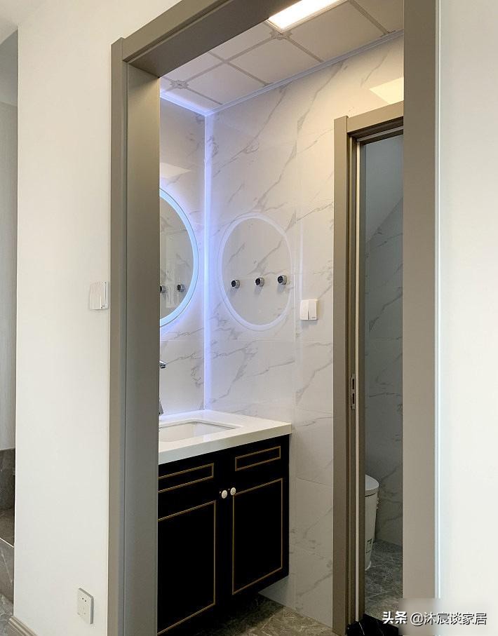 夫妻二人真厉害,跃式装成轻奢风,满满的奢华感,高端大气上档次(图13) 轻奢风格跃式住宅案例_现代轻奢复式装修设计_生态木墙面效果图