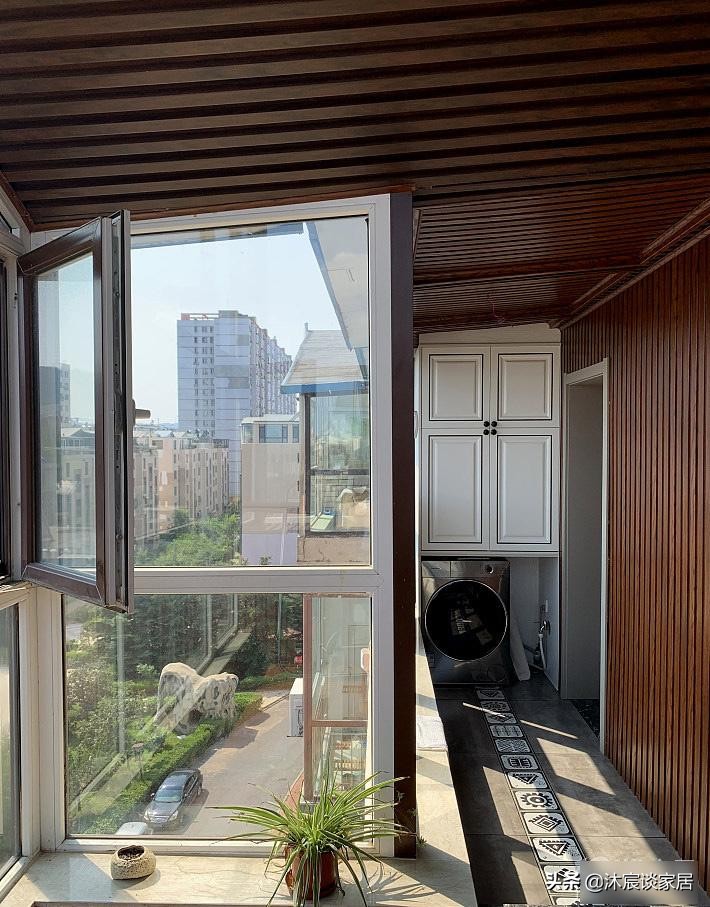 夫妻二人真厉害,跃式装成轻奢风,满满的奢华感,高端大气上档次(图14) 生态木墙面效果图_现代轻奢复式装修设计_轻奢风格跃式住宅案例