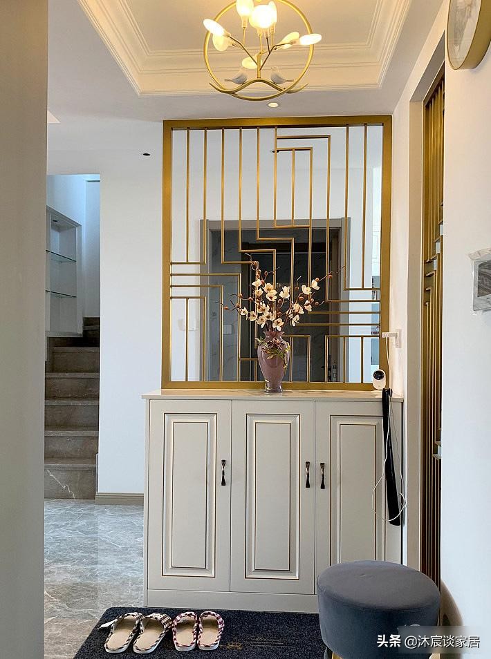 夫妻二人真厉害,跃式装成轻奢风,满满的奢华感,高端大气上档次(图3) 生态木墙面效果图_轻奢风格跃式住宅案例_现代轻奢复式装修设计