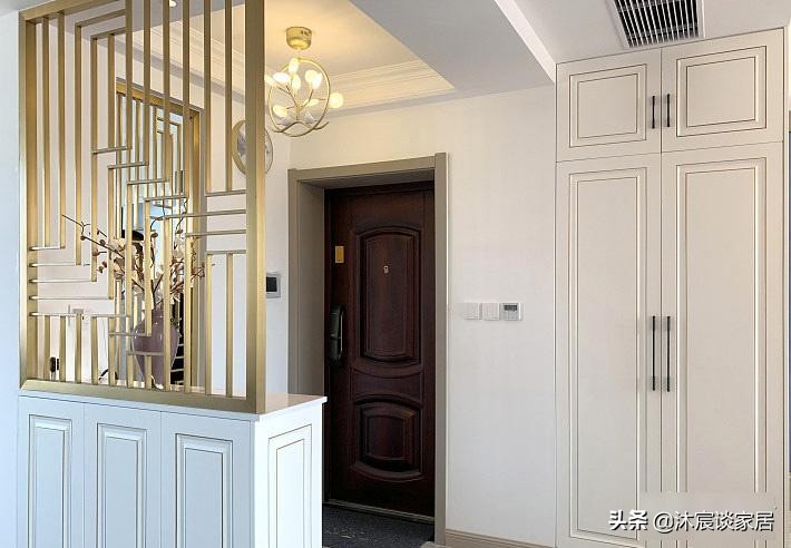 夫妻二人真厉害,跃式装成轻奢风,满满的奢华感,高端大气上档次(图4) 现代轻奢复式装修设计_轻奢风格跃式住宅案例_生态木墙面效果图