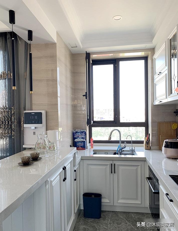 夫妻二人真厉害,跃式装成轻奢风,满满的奢华感,高端大气上档次(图9) 轻奢风格跃式住宅案例_生态木墙面效果图_现代轻奢复式装修设计