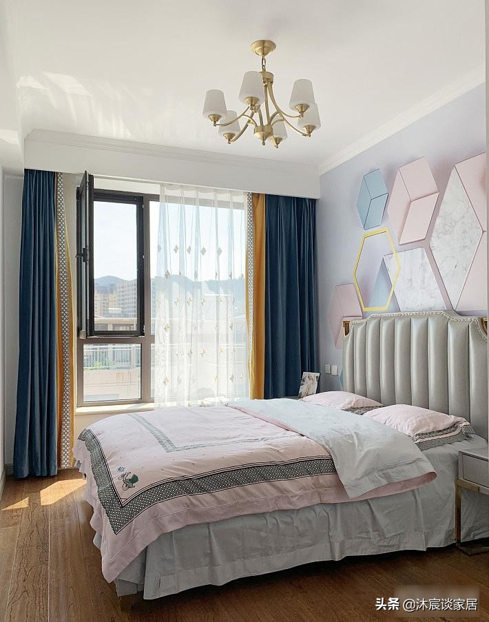 夫妻二人真厉害,跃式装成轻奢风,满满的奢华感,高端大气上档次(图10) 现代轻奢复式装修设计_轻奢风格跃式住宅案例_生态木墙面效果图