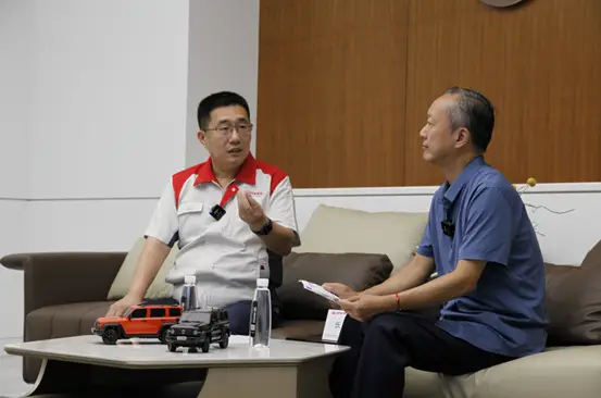 车质网高级副总裁张炤虎（右）深度对话长城汽车售后服务中台副总经理郭艳增（左）