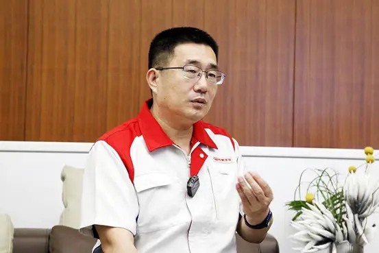 车质网高级副总裁张炤虎(右)深度对话长城汽车售后服务中台副总经理郭艳增(左)(图2) 中国汽车售后服务突出贡献人物推选宣传活动_长城汽车售后服务变革举措_长城汽车服务口号