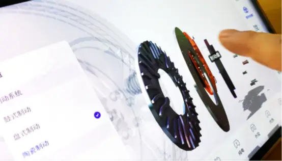 车质网高级副总裁张炤虎(右)深度对话长城汽车售后服务中台副总经理郭艳增(左)(图3) 长城汽车服务口号_长城汽车售后服务变革举措_中国汽车售后服务突出贡献人物推选宣传活动