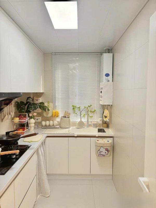 河北夫妇拒绝过度装修,光一个电视背景墙就让无数人效仿,太高级(图7) 装修简单实用设计_装修效果图大全2025图片电视墙_嵌入式家电隐藏式餐桌