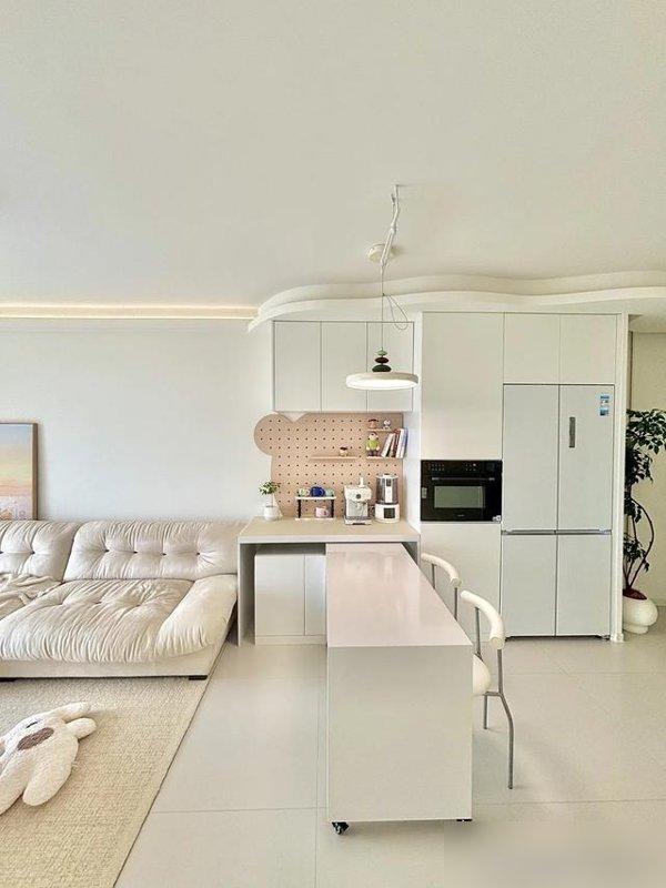 河北夫妇拒绝过度装修,光一个电视背景墙就让无数人效仿,太高级(图8) 嵌入式家电隐藏式餐桌_装修简单实用设计_装修效果图大全2025图片电视墙