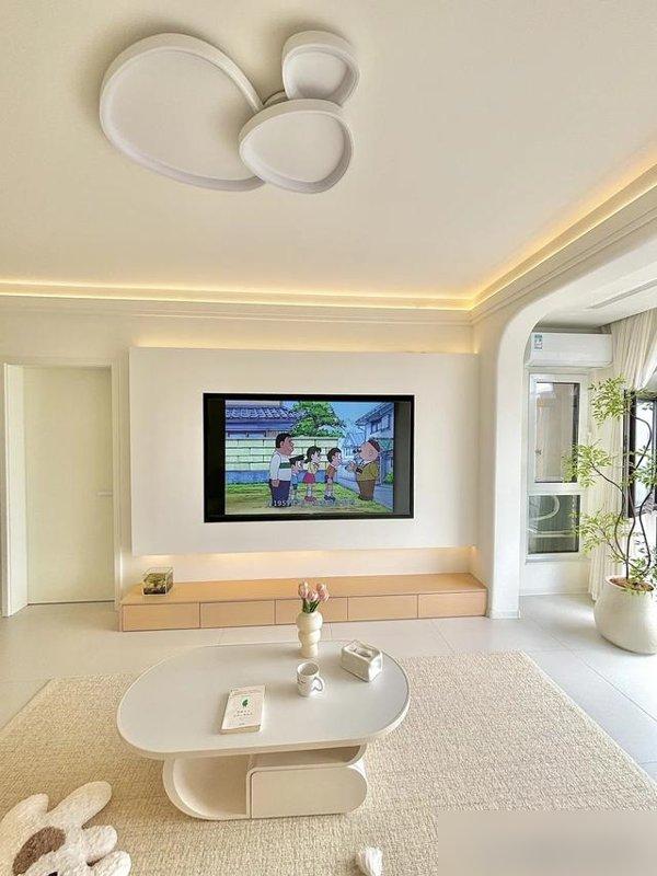 河北夫妇拒绝过度装修,光一个电视背景墙就让无数人效仿,太高级(图9) 装修简单实用设计_嵌入式家电隐藏式餐桌_装修效果图大全2025图片电视墙