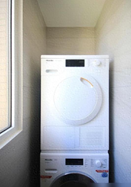 他把电视墙设在过道，完工后堪比“多间房”，全屋挑不出半点毛病