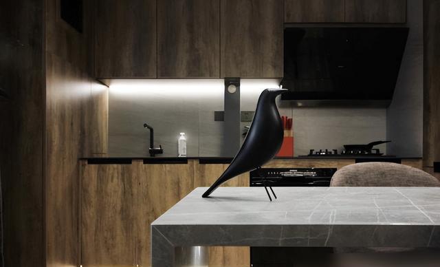 他把电视墙设在过道,完工后堪比“多间房”,全屋挑不出半点毛病(图15) 装修效果图大全2025图片电视墙_北京小户型隐形柜装修_72㎡三室一厅收纳设计