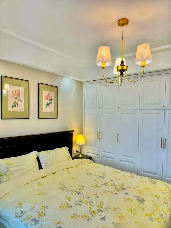 成都一对80后的新房火了,光电视背景墙就让众人惊叹,太有品位了(图2) 成都80后夫妻通顶电视柜_装修效果图大全2025图片电视墙_环保实木板隐藏功能