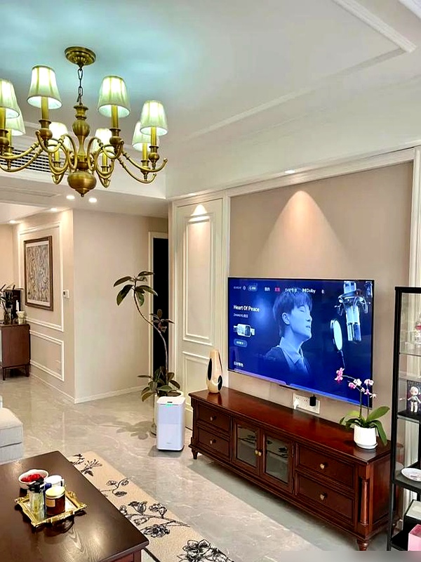 成都一对80后的新房火了,光电视背景墙就让众人惊叹,太有品位了(图3) 成都80后夫妻通顶电视柜_装修效果图大全2025图片电视墙_环保实木板隐藏功能