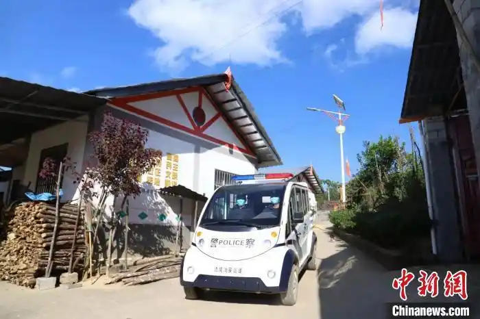 云南德宏：巡逻车警灯照进边境民众的眼里心中