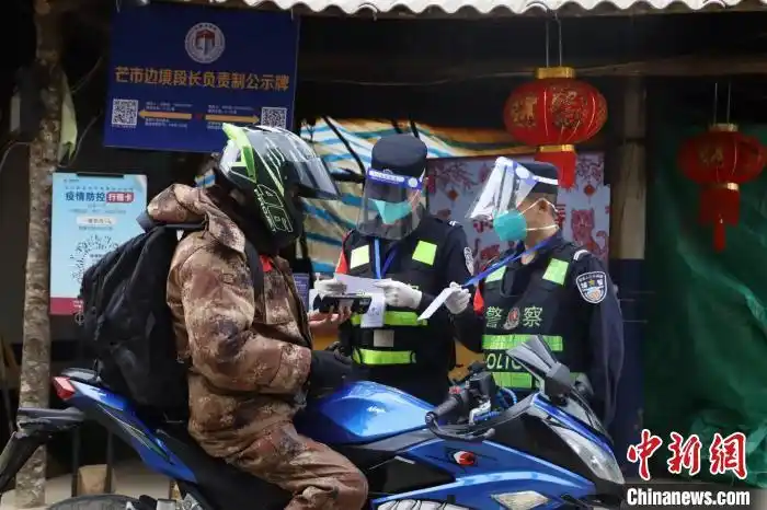 云南德宏:巡逻车警灯照进边境民众的眼里心中(图2) 边防执勤 数码迷彩车 图片_德宏边境警灯闪烁守护民众_云南德宏边境管理巡逻