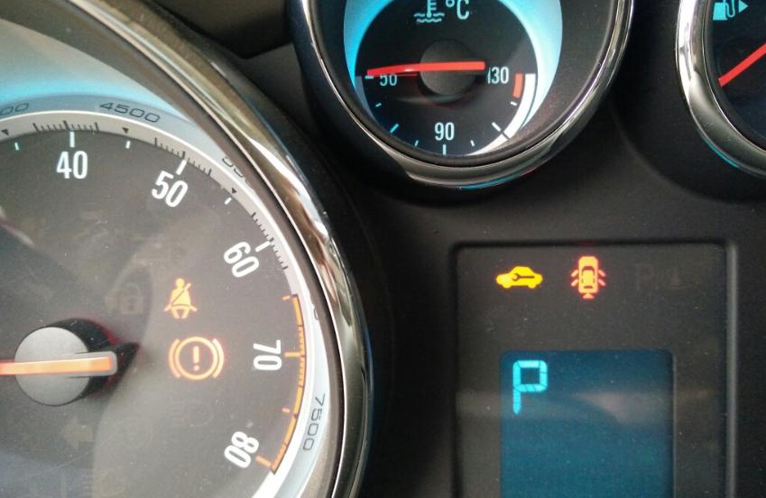 汽车扳手灯亮怎么消除?解决方法详解,为您带来汽车维修的小技巧(图4) 新车扳手指示灯一直亮_汽车扳手灯亮传感器检查_消除汽车扳手灯亮故障码