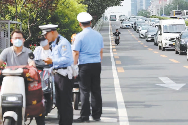 电动自行车三环主路嗖嗖跑