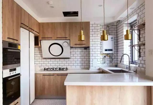 这28款经典的厨房橱柜设计,来了解一下(图2) 高颜值原木色橱柜_厨房间橱柜图片2025_白色橱柜搭配创意瓷砖