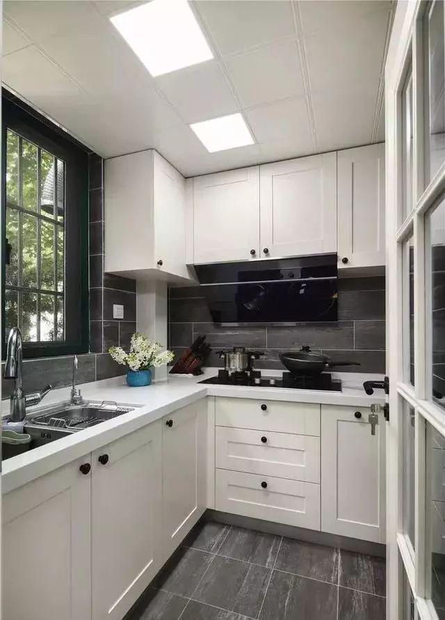 这28款经典的厨房橱柜设计,来了解一下(图11) 厨房间橱柜图片2025_白色橱柜搭配创意瓷砖_高颜值原木色橱柜