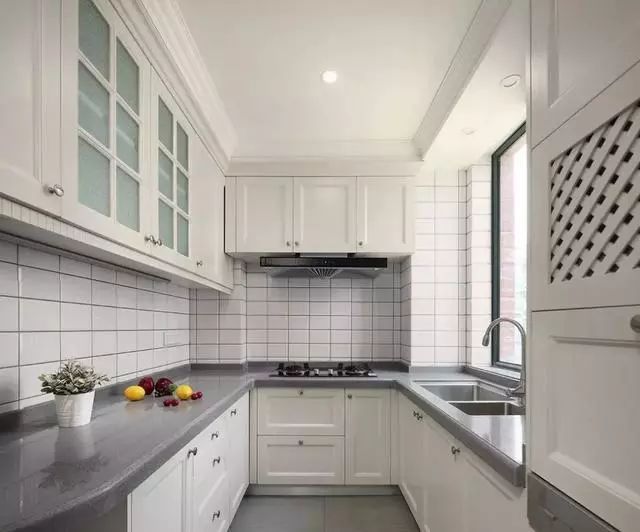 这28款经典的厨房橱柜设计,来了解一下(图12) 白色橱柜搭配创意瓷砖_厨房间橱柜图片2025_高颜值原木色橱柜