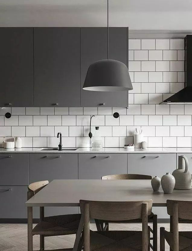 这28款经典的厨房橱柜设计,来了解一下(图16) 高颜值原木色橱柜_白色橱柜搭配创意瓷砖_厨房间橱柜图片2025