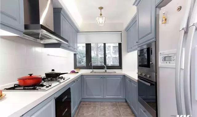 这28款经典的厨房橱柜设计,来了解一下(图18) 白色橱柜搭配创意瓷砖_高颜值原木色橱柜_厨房间橱柜图片2025