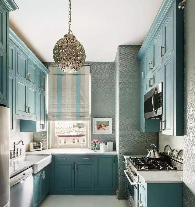 这28款经典的厨房橱柜设计,来了解一下(图20) 白色橱柜搭配创意瓷砖_高颜值原木色橱柜_厨房间橱柜图片2025