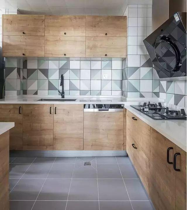 这28款经典的厨房橱柜设计,来了解一下(图3) 厨房间橱柜图片2025_白色橱柜搭配创意瓷砖_高颜值原木色橱柜