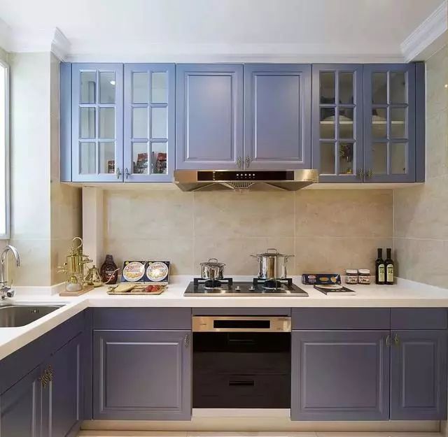 这28款经典的厨房橱柜设计,来了解一下(图23) 白色橱柜搭配创意瓷砖_高颜值原木色橱柜_厨房间橱柜图片2025