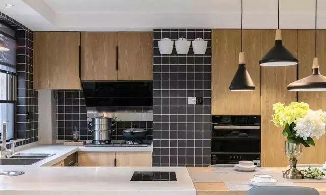 这28款经典的厨房橱柜设计,来了解一下(图4) 厨房间橱柜图片2025_白色橱柜搭配创意瓷砖_高颜值原木色橱柜