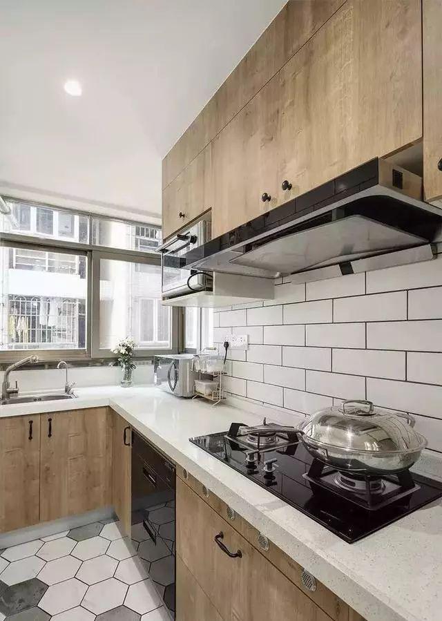 这28款经典的厨房橱柜设计,来了解一下(图5) 高颜值原木色橱柜_白色橱柜搭配创意瓷砖_厨房间橱柜图片2025