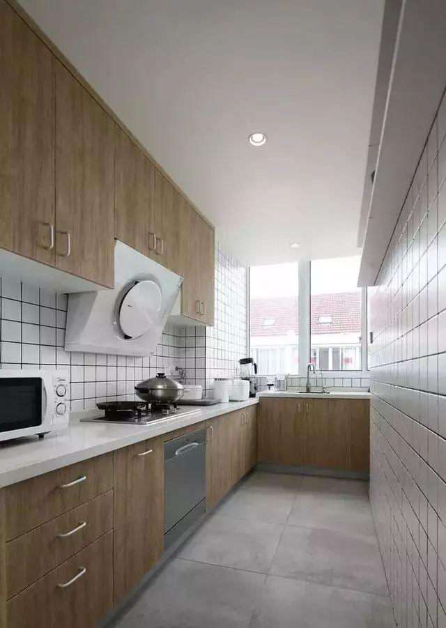 这28款经典的厨房橱柜设计,来了解一下(图6) 白色橱柜搭配创意瓷砖_厨房间橱柜图片2025_高颜值原木色橱柜