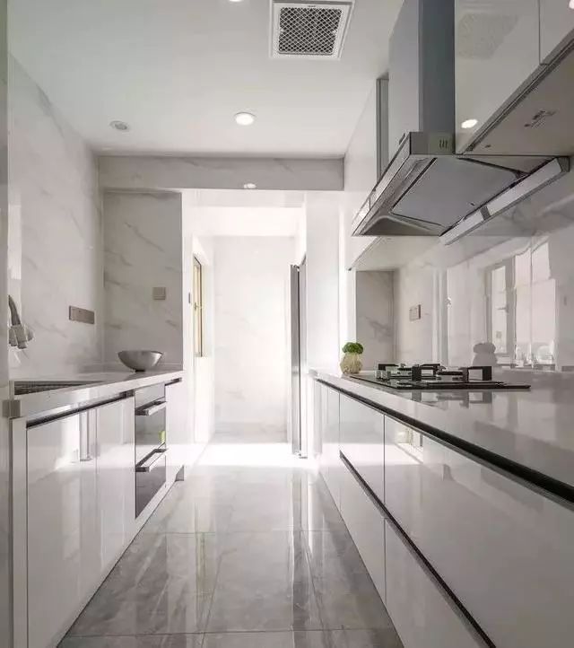 这28款经典的厨房橱柜设计,来了解一下(图8) 厨房间橱柜图片2025_高颜值原木色橱柜_白色橱柜搭配创意瓷砖