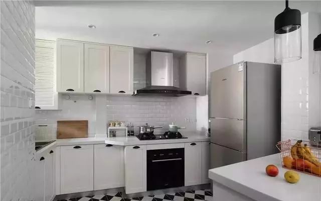 这28款经典的厨房橱柜设计,来了解一下(图9) 白色橱柜搭配创意瓷砖_高颜值原木色橱柜_厨房间橱柜图片2025