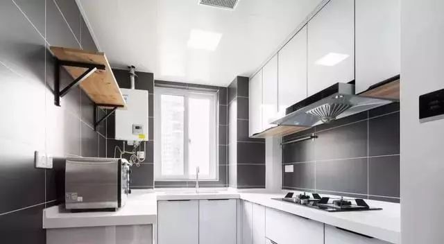 这28款经典的厨房橱柜设计,来了解一下(图10) 白色橱柜搭配创意瓷砖_高颜值原木色橱柜_厨房间橱柜图片2025