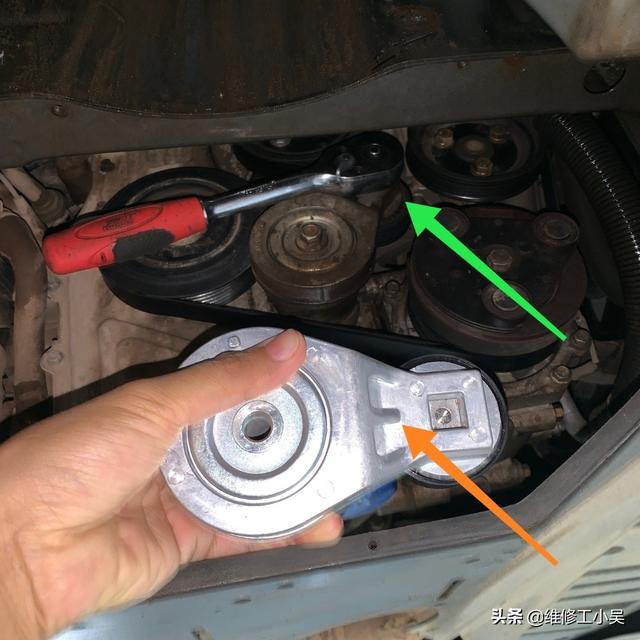 发动机出现叽叽响,众泰车主担忧安全,师傅:别怕,小毛病而已(图4) 尼桑帕拉丁发动机响_发电机皮带涨紧轮损坏_众泰发动机叽叽响