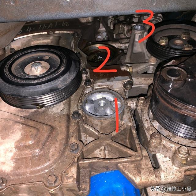 发动机出现叽叽响,众泰车主担忧安全,师傅:别怕,小毛病而已(图7) 尼桑帕拉丁发动机响_发电机皮带涨紧轮损坏_众泰发动机叽叽响