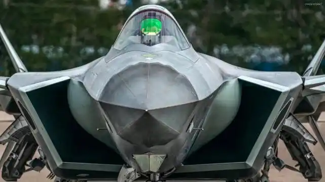 美媒：中国首架增强型歼-20B年底就能造好，将生产6架用来试验