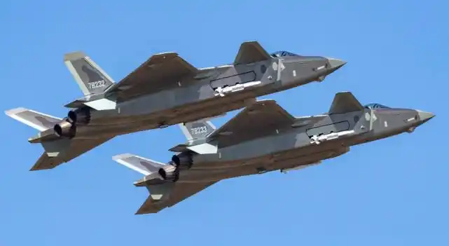 美媒:中国首架增强型歼-20B年底就能造好,将生产6架用来试验(图2) 增强型歼-20B隐形战斗机_歼-20B新引擎推力矢量喷口_歼10c发动机