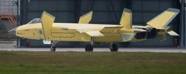 美媒:中国首架增强型歼-20B年底就能造好,将生产6架用来试验(图3) 歼10c发动机_增强型歼-20B隐形战斗机_歼-20B新引擎推力矢量喷口