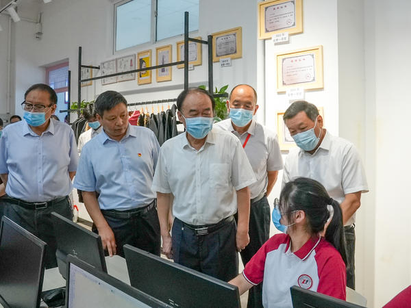 深化职业教育改革 助推经济高质量发展 徐济超带队到周口市漯河市开展职业教育工作调研暨驻豫全国人大代表专题调研(图2) 职业教育产教融合_河南科技职业大学调研_周口科技职业学院升本
