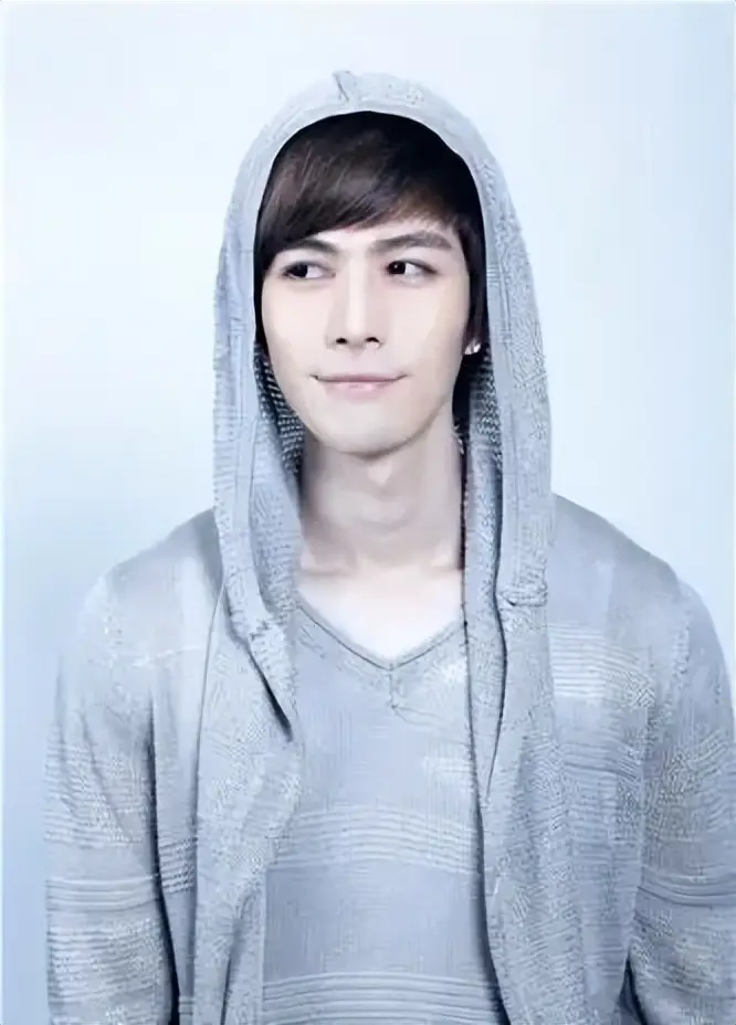 演员陈学冬:两年4次手术,11部作品被下架,如今生活无法自理(图2) 陈学冬车祸经历_陈学冬作品下架原因_和力辰光传媒陈学冬