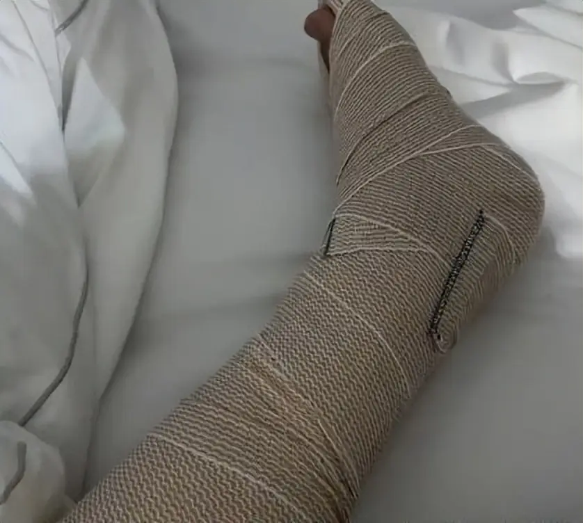 演员陈学冬:两年4次手术,11部作品被下架,如今生活无法自理(图4) 和力辰光传媒陈学冬_陈学冬车祸经历_陈学冬作品下架原因