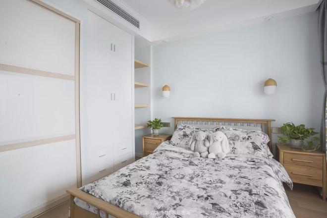 选对卧室柜子,颜值与实用并存,让空间更加精致与舒适(图2) 卧室白色衣柜设计_卧室整墙衣柜布局_卧室柜子装修