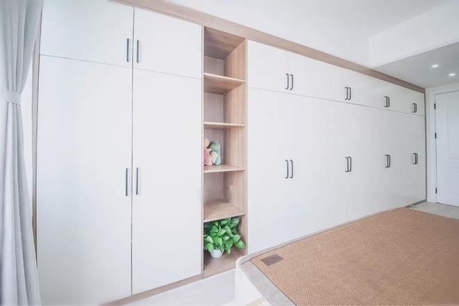 选对卧室柜子,颜值与实用并存,让空间更加精致与舒适(图3) 卧室柜子装修_卧室整墙衣柜布局_卧室白色衣柜设计