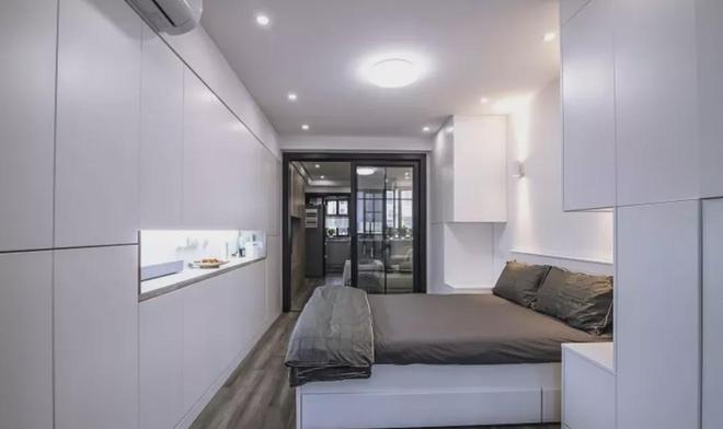 选对卧室柜子,颜值与实用并存,让空间更加精致与舒适(图9) 卧室白色衣柜设计_卧室整墙衣柜布局_卧室柜子装修