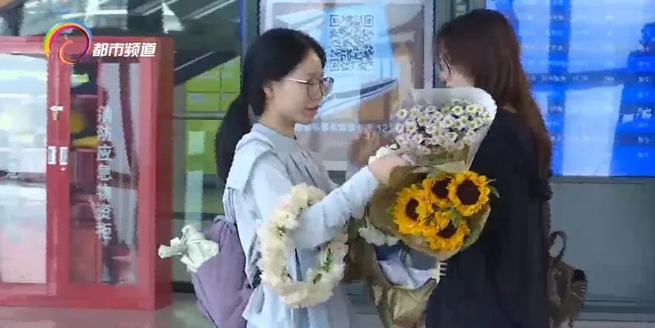 鲜花就是生活!全国“最香”高铁站就在昆明(图4) 昆明南站鲜花_昆明汽车客运南站_鲜花簇拥的高铁站