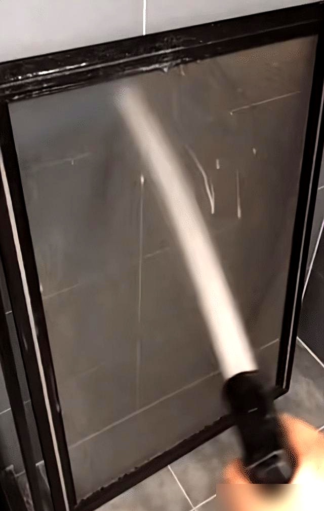 体验过才知有多爽,这6个高赞的卫生间设计,让你家务活少一半(图8) 下沉式淋浴区_装修浴室效果图_壁挂马桶