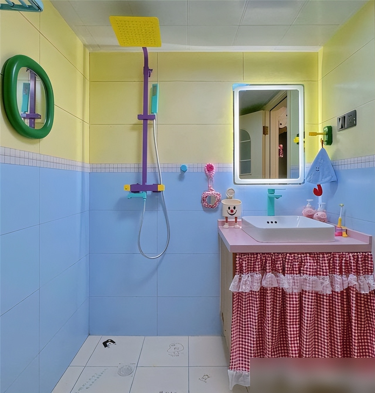 长沙姑娘的4㎡卫生间火了,因“太过小清新”走红,装修得太可爱(图2) 门框氛围灯设计_小卫生间设计灵感_装修浴室效果图